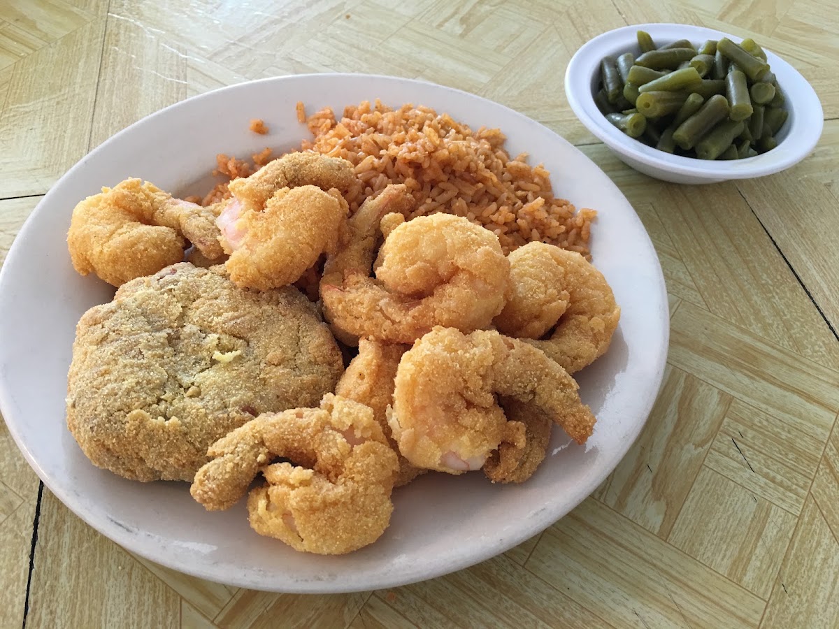 Fried shrimp and fish plate with red rice and green beans